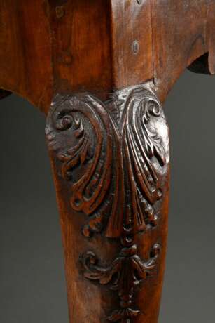 Kleiner Barock Konsoltisch mit schlichter Bandintarsie und Schub in geschnitzter Zarge auf 2 geschwungenen Beinen mit Blattrelief, Nussbaum auf Weichholz furniert, Originalbeschlag, verso Wandmontierung, Mitte 18.Jh., 75… - фото 5