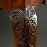 Kleiner Barock Konsoltisch mit schlichter Bandintarsie und Schub in geschnitzter Zarge auf 2 geschwungenen Beinen mit Blattrelief, Nussbaum auf Weichholz furniert, Originalbeschlag, verso Wandmontierung, Mitte 18.Jh., 75… - фото 5