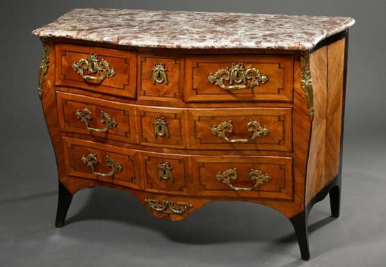 Louis XV Kommode mit bombiertem Korpus und feuervergoldeten Bronze Beschlägen sowie rötlich geäderter Marmorplatte, 4schübig, Ahorn-, Rosen- und Königsholz auf Eiche furniert, Frankreich um 1740/1745, 90x129x62cm, kleine… - photo 2