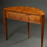 Demilune Konsoltisch mit Rautenmarketerie und 2 Flügelfächern auf Spitzbeinen, Obsthölzer auf Weichholz furniert, 19.Jh., 80,5x94,5x38,5cm - Foto 5