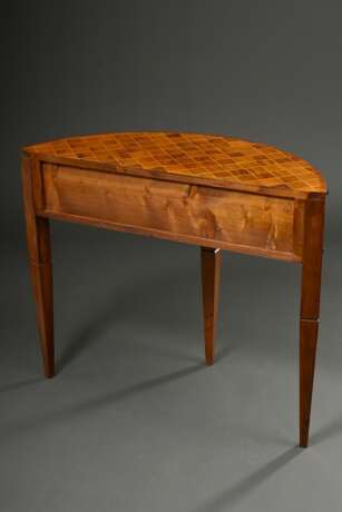 Demilune Konsoltisch mit Rautenmarketerie und 2 Flügelfächern auf Spitzbeinen, Obsthölzer auf Weichholz furniert, 19.Jh., 80,5x94,5x38,5cm - Foto 5
