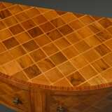 Demilune Konsoltisch mit Rautenmarketerie und 2 Flügelfächern auf Spitzbeinen, Obsthölzer auf Weichholz furniert, 19.Jh., 80,5x94,5x38,5cm - Foto 1