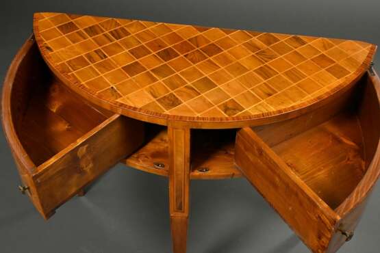 Demilune Konsoltisch mit Rautenmarketerie und 2 Flügelfächern auf Spitzbeinen, Obsthölzer auf Weichholz furniert, 19.Jh., 80,5x94,5x38,5cm - Foto 2