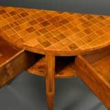 Demilune Konsoltisch mit Rautenmarketerie und 2 Flügelfächern auf Spitzbeinen, Obsthölzer auf Weichholz furniert, 19.Jh., 80,5x94,5x38,5cm - Foto 2