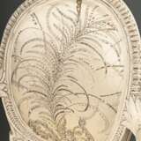 Armlehnsessel im Louis XVI Stil mit Atlasseidenpolster sowie aufwendiger Strass- und Stickereiverzierung in der Rückenlehne, weiß gefasst, H. 42/87,5cm, etwas defekt - photo 3