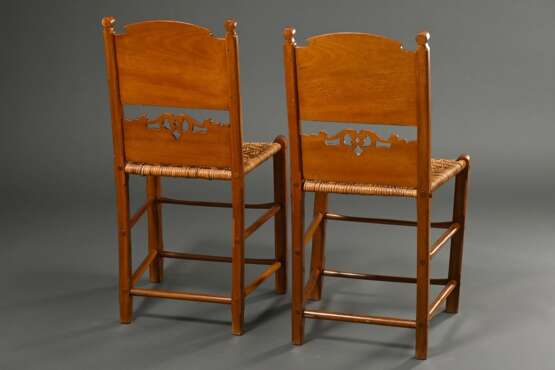2 Vierländer Stühle mit Blumen- und Vogelintarsien sowie Monogramm „M“ in Lehne, geflochtene Sitzfläche, H. 59/95cm und 51/96cm, Alters- und Gebrauchsspuren, restauriert - photo 2
