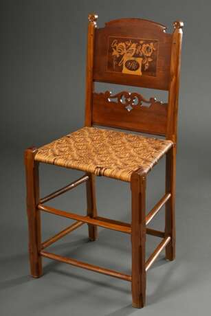 2 Vierländer Stühle mit Blumen- und Vogelintarsien sowie Monogramm „M“ in Lehne, geflochtene Sitzfläche, H. 59/95cm und 51/96cm, Alters- und Gebrauchsspuren, restauriert - photo 4