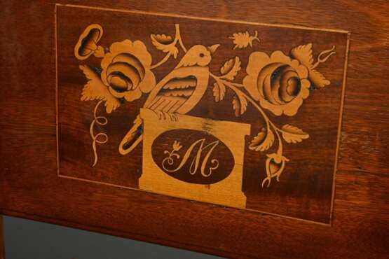 2 Vierländer Stühle mit Blumen- und Vogelintarsien sowie Monogramm „M“ in Lehne, geflochtene Sitzfläche, H. 59/95cm und 51/96cm, Alters- und Gebrauchsspuren, restauriert - photo 5
