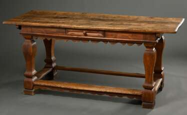 Rustikaler Eichen Refektoriumstisch auf eckigen Balusterbeinen und umlaufender Stegverbindung, gewellte Zarge mit Schublade, 18.Jh., 79x177,5x86cm, alter Wurmbefall