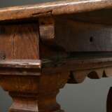 Rustikaler Eichen Refektoriumstisch auf eckigen Balusterbeinen und umlaufender Stegverbindung, gewellte Zarge mit Schublade, 18.Jh., 79x177,5x86cm, alter Wurmbefall - photo 7