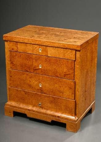 Baltische Biedermeier Kommode in schlichter Façon mit 4 abschließbaren Schüben in geradem Korpus, um 1820/1830, Birkenwurzel auf Weichholz furniert, Bein Schlüsselschilder, 81x75,5x48cm, 1 Schloss lose - photo 1