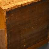 Baltische Biedermeier Kommode in schlichter Façon mit 4 abschließbaren Schüben in geradem Korpus, um 1820/1830, Birkenwurzel auf Weichholz furniert, Bein Schlüsselschilder, 81x75,5x48cm, 1 Schloss lose - photo 5