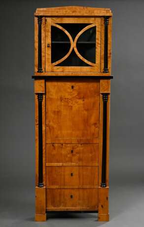 Zierlicher Biedermeier Eckschrank mit Vitrinenaufsatz und Blendertür, gerade Front mit seitlichen ebonisierten Halbsäulen, Birke auf Weichholz furniert, Baltikum Anfang 19.Jh., ca. 190x70x52cm, etwas def. - photo 1
