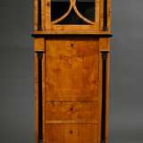 Zierlicher Biedermeier Eckschrank mit Vitrinenaufsatz und Blendertür, gerade Front mit seitlichen ebonisierten Halbsäulen, Birke auf Weichholz furniert, Baltikum Anfang 19.Jh., ca. 190x70x52cm, etwas def. - photo 1