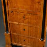 Zierlicher Biedermeier Eckschrank mit Vitrinenaufsatz und Blendertür, gerade Front mit seitlichen ebonisierten Halbsäulen, Birke auf Weichholz furniert, Baltikum Anfang 19.Jh., ca. 190x70x52cm, etwas def. - photo 2