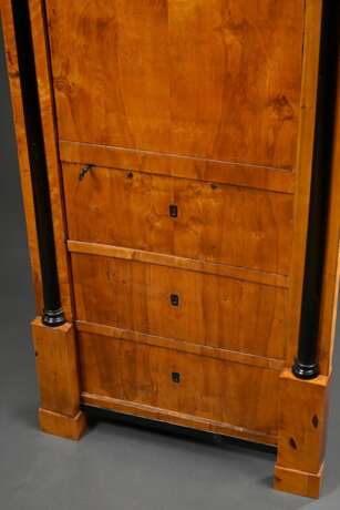 Zierlicher Biedermeier Eckschrank mit Vitrinenaufsatz und Blendertür, gerade Front mit seitlichen ebonisierten Halbsäulen, Birke auf Weichholz furniert, Baltikum Anfang 19.Jh., ca. 190x70x52cm, etwas def. - photo 2