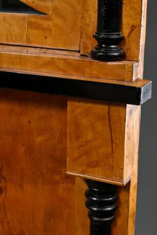 Zierlicher Biedermeier Eckschrank mit Vitrinenaufsatz und Blendertür, gerade Front mit seitlichen ebonisierten Halbsäulen, Birke auf Weichholz furniert, Baltikum Anfang 19.Jh., ca. 190x70x52cm, etwas def. - photo 3