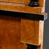 Zierlicher Biedermeier Eckschrank mit Vitrinenaufsatz und Blendertür, gerade Front mit seitlichen ebonisierten Halbsäulen, Birke auf Weichholz furniert, Baltikum Anfang 19.Jh., ca. 190x70x52cm, etwas def. - photo 3