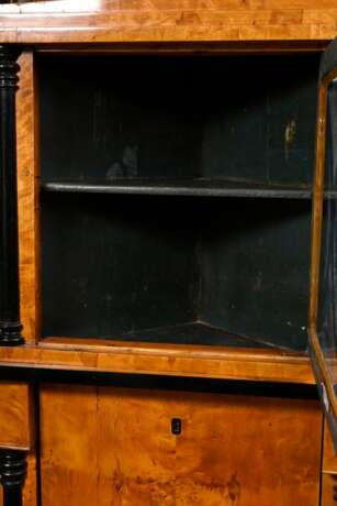 Zierlicher Biedermeier Eckschrank mit Vitrinenaufsatz und Blendertür, gerade Front mit seitlichen ebonisierten Halbsäulen, Birke auf Weichholz furniert, Baltikum Anfang 19.Jh., ca. 190x70x52cm, etwas def. - photo 5