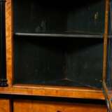 Zierlicher Biedermeier Eckschrank mit Vitrinenaufsatz und Blendertür, gerade Front mit seitlichen ebonisierten Halbsäulen, Birke auf Weichholz furniert, Baltikum Anfang 19.Jh., ca. 190x70x52cm, etwas def. - photo 5