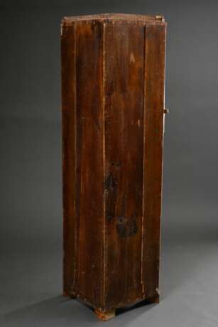 Zierlicher Biedermeier Eckschrank mit Vitrinenaufsatz und Blendertür, gerade Front mit seitlichen ebonisierten Halbsäulen, Birke auf Weichholz furniert, Baltikum Anfang 19.Jh., ca. 190x70x52cm, etwas def. - photo 6