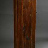 Zierlicher Biedermeier Eckschrank mit Vitrinenaufsatz und Blendertür, gerade Front mit seitlichen ebonisierten Halbsäulen, Birke auf Weichholz furniert, Baltikum Anfang 19.Jh., ca. 190x70x52cm, etwas def. - photo 6