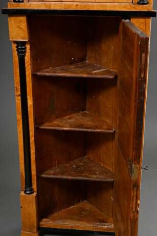 Zierlicher Biedermeier Eckschrank mit Vitrinenaufsatz und Blendertür, gerade Front mit seitlichen ebonisierten Halbsäulen, Birke auf Weichholz furniert, Baltikum Anfang 19.Jh., ca. 190x70x52cm, etwas def. - photo 7