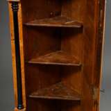 Zierlicher Biedermeier Eckschrank mit Vitrinenaufsatz und Blendertür, gerade Front mit seitlichen ebonisierten Halbsäulen, Birke auf Weichholz furniert, Baltikum Anfang 19.Jh., ca. 190x70x52cm, etwas def. - photo 7