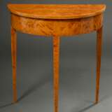 Halbrunder Biedermeier Konsoltisch auf 3 Spitzbeinen, Birke auf Weichholz furniert, 1. Hälfte 19.Jh., 75,6x67,5x36cm - photo 2