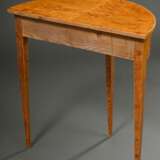 Halbrunder Biedermeier Konsoltisch auf 3 Spitzbeinen, Birke auf Weichholz furniert, 1. Hälfte 19.Jh., 75,6x67,5x36cm - photo 3