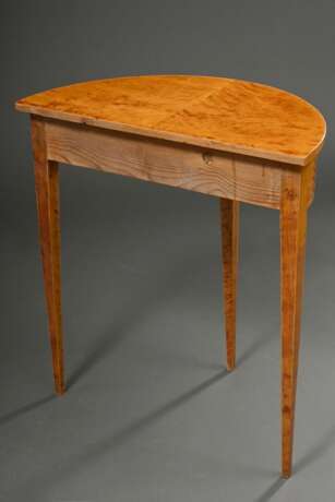 Halbrunder Biedermeier Konsoltisch auf 3 Spitzbeinen, Birke auf Weichholz furniert, 1. Hälfte 19.Jh., 75,6x67,5x36cm - photo 3
