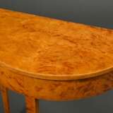 Halbrunder Biedermeier Konsoltisch auf 3 Spitzbeinen, Birke auf Weichholz furniert, 1. Hälfte 19.Jh., 75,6x67,5x36cm - photo 4