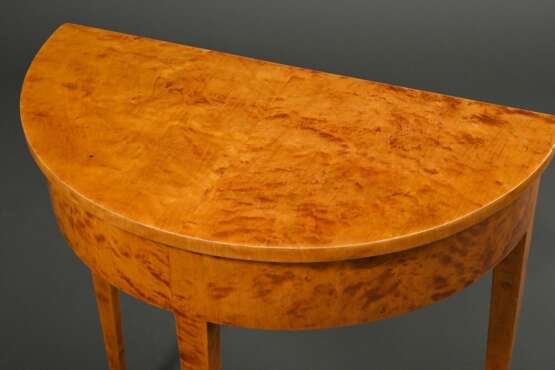 Halbrunder Biedermeier Konsoltisch auf 3 Spitzbeinen, Birke auf Weichholz furniert, 1. Hälfte 19.Jh., 75,6x67,5x36cm - photo 4