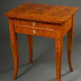 Biedermeier Nähtisch mit 2 Schüben auf leicht ausgestellten Beinen, Birke furniert, Norddeutsch um 1830/1840, 77x62,6x49cm - photo 1