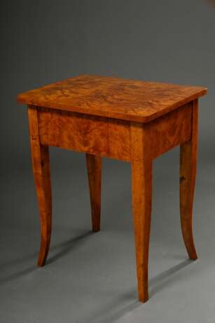 Biedermeier Nähtisch mit 2 Schüben auf leicht ausgestellten Beinen, Birke furniert, Norddeutsch um 1830/1840, 77x62,6x49cm - photo 5