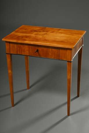 Kleiner schlichter Biedermeier Nähtisch mit verschließbarem Schub, Kirsche mit geschwärzten Leisten, 71,5x65,5x44cm, kleine Fehlstelle - photo 1