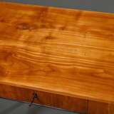 Kleiner schlichter Biedermeier Nähtisch mit verschließbarem Schub, Kirsche mit geschwärzten Leisten, 71,5x65,5x44cm, kleine Fehlstelle - photo 2