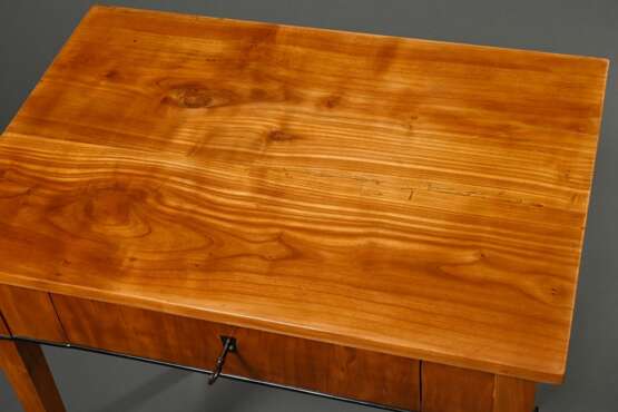Kleiner schlichter Biedermeier Nähtisch mit verschließbarem Schub, Kirsche mit geschwärzten Leisten, 71,5x65,5x44cm, kleine Fehlstelle - photo 2