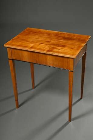 Kleiner schlichter Biedermeier Nähtisch mit verschließbarem Schub, Kirsche mit geschwärzten Leisten, 71,5x65,5x44cm, kleine Fehlstelle - photo 4