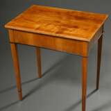 Kleiner schlichter Biedermeier Nähtisch mit verschließbarem Schub, Kirsche mit geschwärzten Leisten, 71,5x65,5x44cm, kleine Fehlstelle - photo 4