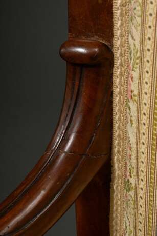 Französischer Armlehnsessel mit Volutenlehnen und Blattornamenten auf Säbelbeinen, H. 45/92cm, 1 Lehne gebrochen - photo 4