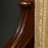 Französischer Armlehnsessel mit Volutenlehnen und Blattornamenten auf Säbelbeinen, H. 45/92cm, 1 Lehne gebrochen - photo 4