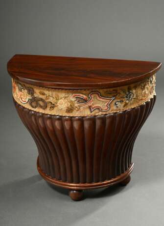 Halbrunder Biedermeier Wäschekorb auf drei Füßen mit floraler Berliner Perlstickerei Borte, Mahagoni furniert, 1. Hälfte 19.Jh., 53,2x61,5x32,7cm, Gebrauchsspuren, 1 Fuß ergänzt - photo 1
