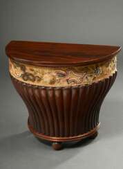 Halbrunder Biedermeier Wäschekorb auf drei Füßen mit floraler Berliner Perlstickerei Borte, Mahagoni furniert, 1. Hälfte 19.Jh., 53,2x61,5x32,7cm, Gebrauchsspuren, 1 Fuß ergänzt