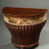 Halbrunder Biedermeier Wäschekorb auf drei Füßen mit floraler Berliner Perlstickerei Borte, Mahagoni furniert, 1. Hälfte 19.Jh., 53,2x61,5x32,7cm, Gebrauchsspuren, 1 Fuß ergänzt - photo 1