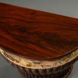 Halbrunder Biedermeier Wäschekorb auf drei Füßen mit floraler Berliner Perlstickerei Borte, Mahagoni furniert, 1. Hälfte 19.Jh., 53,2x61,5x32,7cm, Gebrauchsspuren, 1 Fuß ergänzt - photo 2