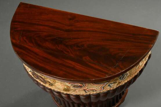 Halbrunder Biedermeier Wäschekorb auf drei Füßen mit floraler Berliner Perlstickerei Borte, Mahagoni furniert, 1. Hälfte 19.Jh., 53,2x61,5x32,7cm, Gebrauchsspuren, 1 Fuß ergänzt - photo 2