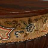Halbrunder Biedermeier Wäschekorb auf drei Füßen mit floraler Berliner Perlstickerei Borte, Mahagoni furniert, 1. Hälfte 19.Jh., 53,2x61,5x32,7cm, Gebrauchsspuren, 1 Fuß ergänzt - photo 3