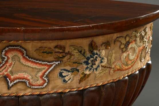 Halbrunder Biedermeier Wäschekorb auf drei Füßen mit floraler Berliner Perlstickerei Borte, Mahagoni furniert, 1. Hälfte 19.Jh., 53,2x61,5x32,7cm, Gebrauchsspuren, 1 Fuß ergänzt - photo 3