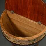 Halbrunder Biedermeier Wäschekorb auf drei Füßen mit floraler Berliner Perlstickerei Borte, Mahagoni furniert, 1. Hälfte 19.Jh., 53,2x61,5x32,7cm, Gebrauchsspuren, 1 Fuß ergänzt - photo 4
